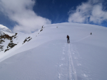 Wir steigen zum Skigipfel, eine Kuppe etwas westlicher auf