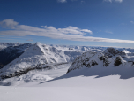 Der Blick am Rifugi dals Chamuatschs vorbei zum Munt Pers und zur Diavolezza