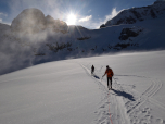 Die Sonne kämpft sich hinter dem Piz Trovat hervor