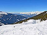 Links im Hintergrund zeigen sich die ersten Gipfel der Stubaier Alpen