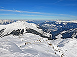 Links im Bild das Kellerjoch, rechts im Hinergrund das Kaisergebirge