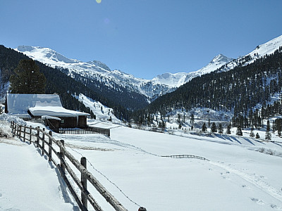 Rechts die Lizumer Sonnenspitze (2831 m)