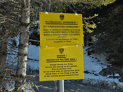 Vor dem Betreten des Sperrgebietes auf die Schießzeiten achten!