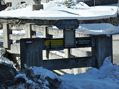 Wir zweigen links, parallel zur Straße, auf den Weg Richtung Lizumer Hütte ab.