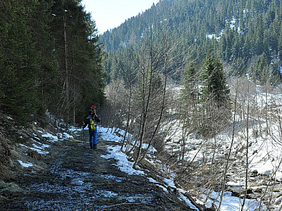 Zunächst müssen wir Anfang  März die Ski noch tragen, ...
