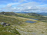 Im Hintergrund zeigen sich die hohen Vertreter des Rondane-Gebirges
