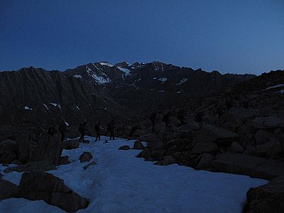 Im Morgengrauen geht's über Blöcke...