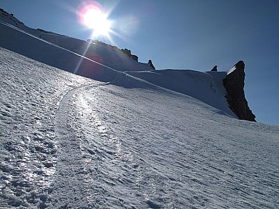 Weiter über den mäßig steilen Rücken
