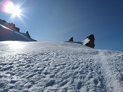 Vorbei an den Felstürmen
