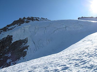 Gletscherabbruch unterhalb des Gipfels