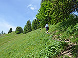 Steil wandern wir über den grasigen Rücken aufwärts