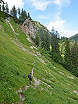 Vom Sattel zwischen Gröhrkopf und Nesselauer Schneid schlagen wir den Weg zur Thoraualm ein