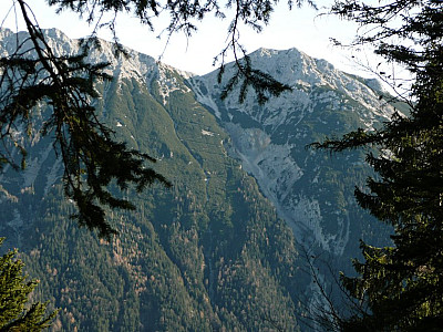 Gegenüber der Abstiegsweg vom Mittenwalder Höhenweg