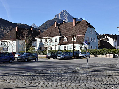 Die Wettersteinspitze hinter dem Bahnhofs Vorplatz