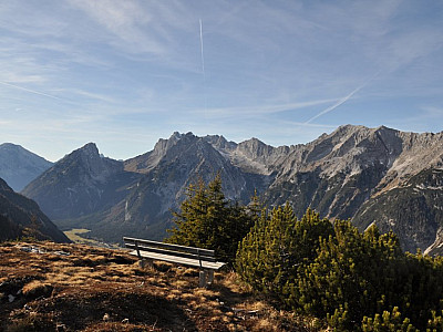 Eine Bank lädt zum Verweilen ein.