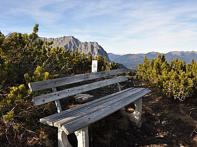 Wieder lädt eine Bank zum Verweilen ein