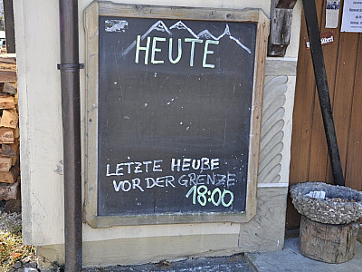 Warnhinweis am südlichen Ortsausgang