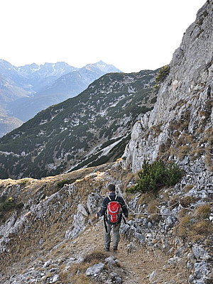 Am Seil gehts wieder ein Stück bergab