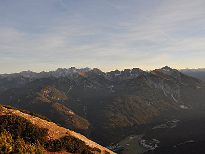 Blick nach Süden zur Erlspitze u. Reither Spitze.