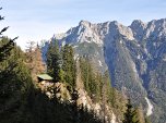 Die Jagdhütte vor dem Karwendelgebirge