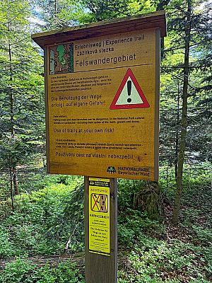 Hinweistafel vor dem Felswandergebiet