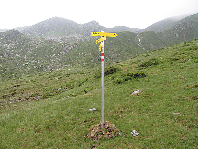 Hier wendet sich der Pfad nach rechts