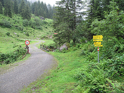 Kurz vor der Brücke geht es rechts weg
