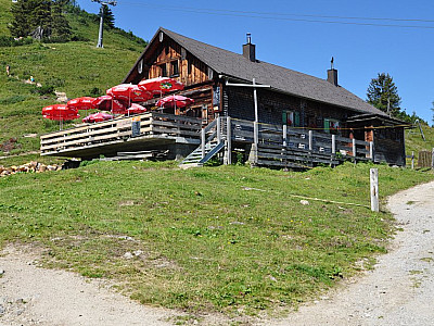 Vorbei an einer weiteren Hütte