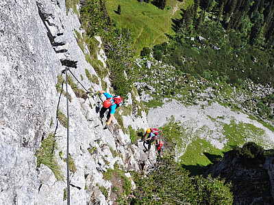 einigen Grasbüscheln durchsetzt.