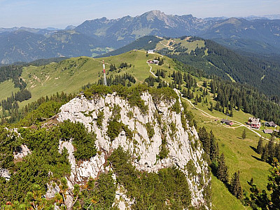 Rechts die Gablonzer Hütte