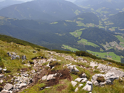 Der Abstiegsweg, zunächst steil bergab,