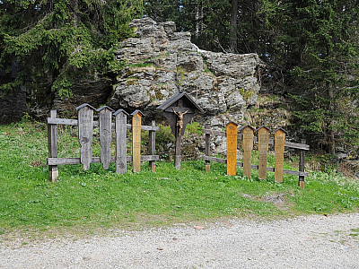 Neben der Kapelle sind Gedenktafeln aufgestellt