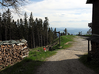 Im Süden der Hütte steigen wir ab.
