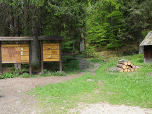 Hinter den Informationstafeln marschieren wir weiter