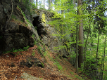 ... und führt uns unterhalb der Felsen...