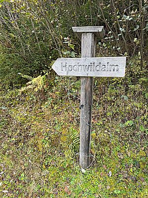 ...verlassen wir in der nächsten Kehre nach links
