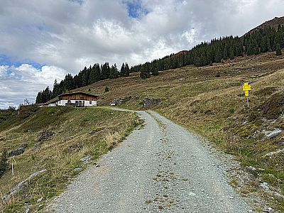 ...folgen wir dem Karrenweg wenige Meter hinauf...