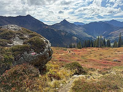 Blick zum Staffkogel, ganz hinten zeigt sich der Geißstein