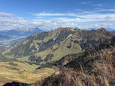 Ganz hinten zeigen sich die Loferer und Leoganger Steinberge