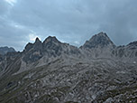 Links die Hermannskarspitze, rechts die Marchspitze