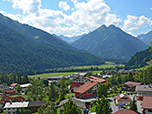 ...und genießen den Blick über Elbigenalp