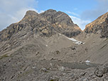 Am Hermannskarsee, links dahinter der Große Krottenkopf