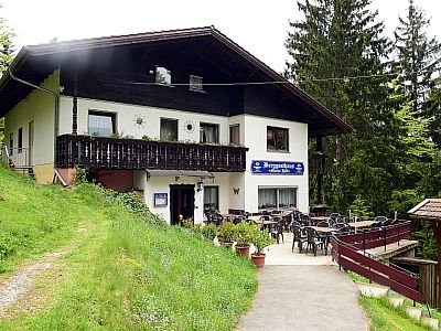 Gleich neben dem Gotteshaus befindet sich das Berggasthaus 