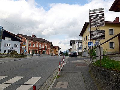 Auf der Arberstraße wandern wir bergauf ...