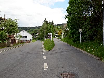 Hier halten wir uns rechts und biegen auf den Jugendherbergsweg ab