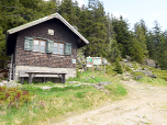 Vorbei an einem Bergwachthäuschen ...