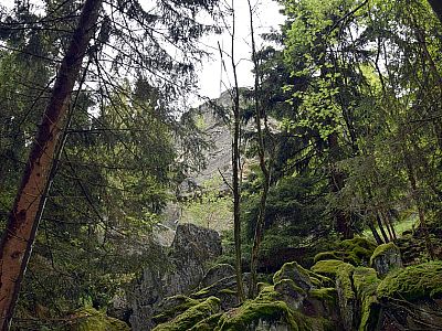 Am nahen Kreuzfelsen wird in der Südwand geklettert