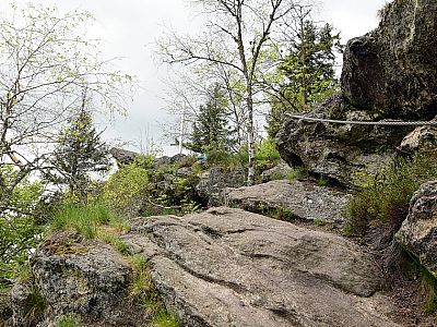 Ein kurzes Stück ist mittels Drahtseil gesichert