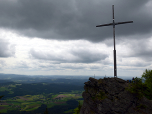 Das Gipfelkreuz des 999 Meter hohen Kreuzfelsen