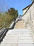 Wir folgen einer Treppe hinauf zur Kirche...